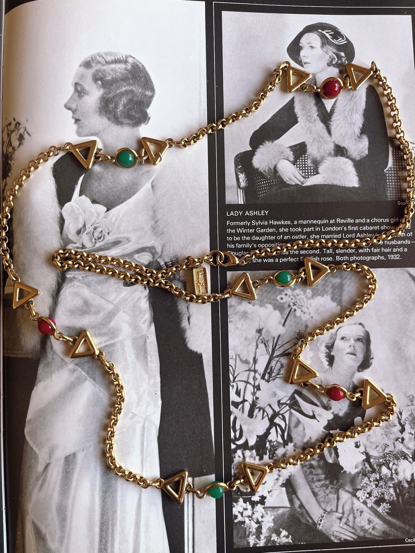 red × green motifs long chain necklace