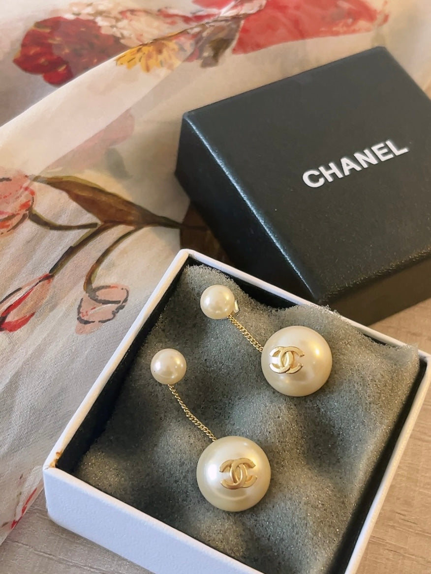 CHANEL vintage pearl pierced earrings